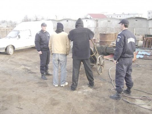 Găinari prinşi de poliţişti, furând din curţile oamenilor